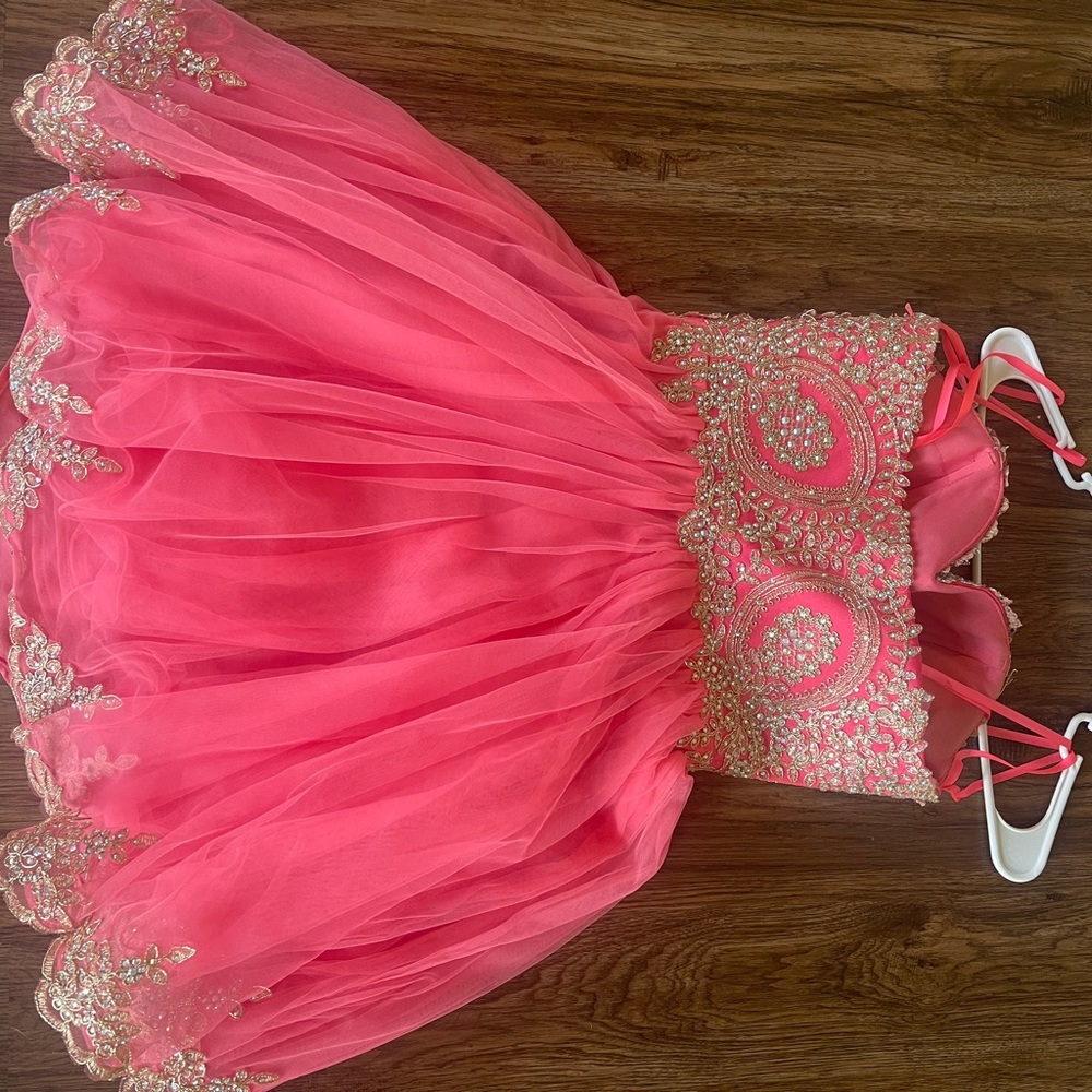 Homecoming dress size 6 worn once! Zipper on the side!